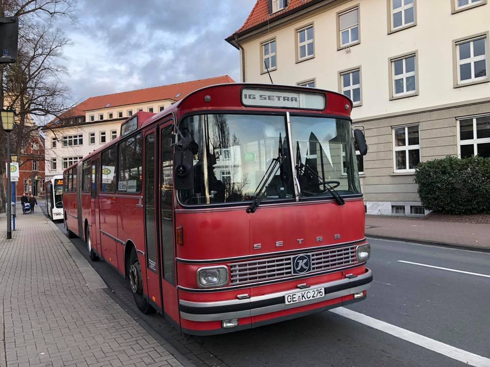 Historischer Gelenkbus für Fahrgäste der Museumseisenbahn Hamm
