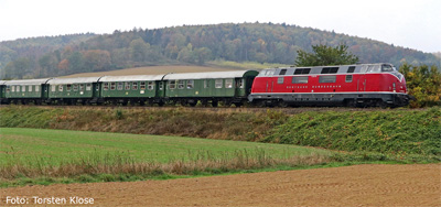 V200 033 mit Wirtschaftswunderzug